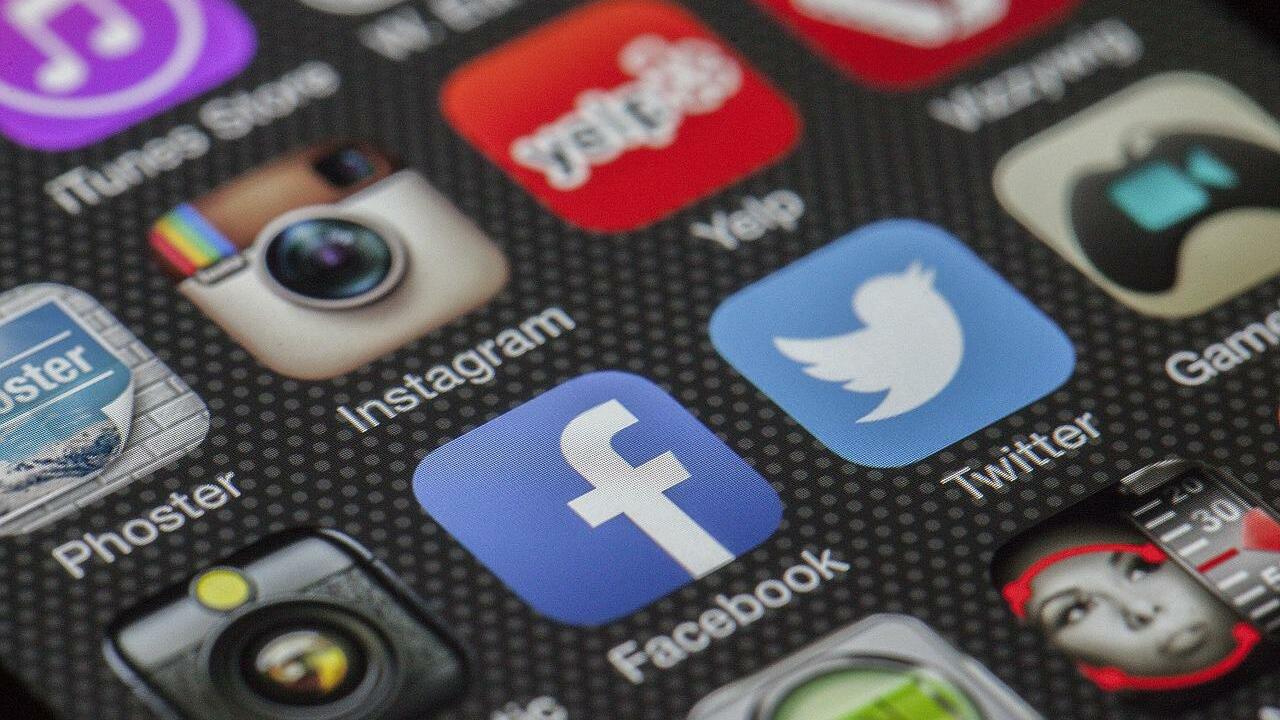 10-negative-effects-of-social-media-cc0-pixabay-lobostudiohamburg-220630